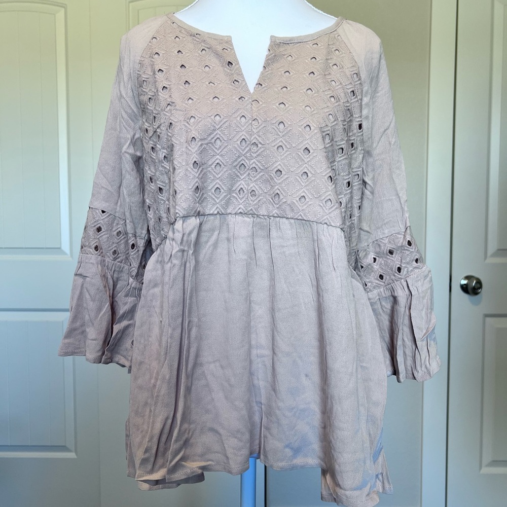 NWT Hem & Thread Eyelet Peasant Flare Sleeve Tie Back Top Sz Medium